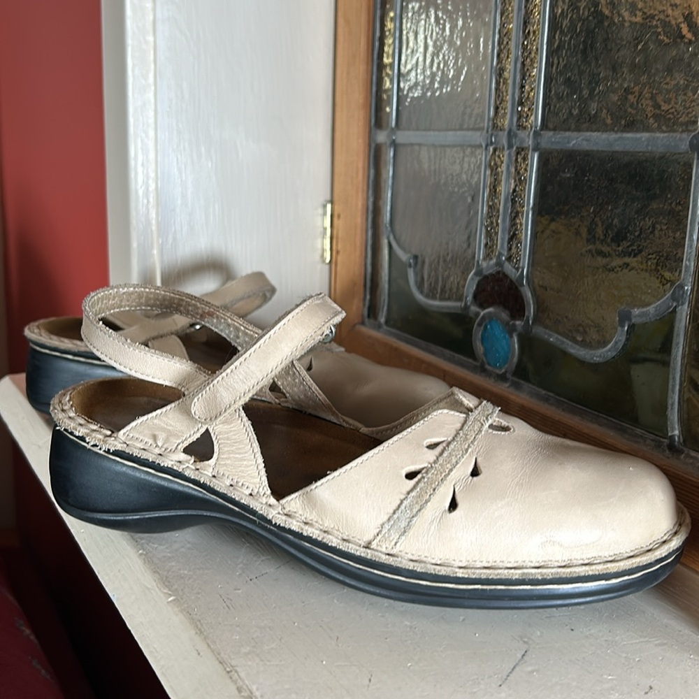 Naot Cream Flats with Soft Material and Decorative Strap NWOT - Picture 2 of 8